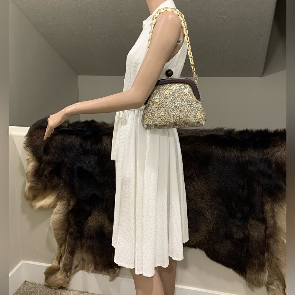 Handmade Genuine Leather Relief Button Pattern Push-lock Clutch/Crossbody - Picture 4 of 16
